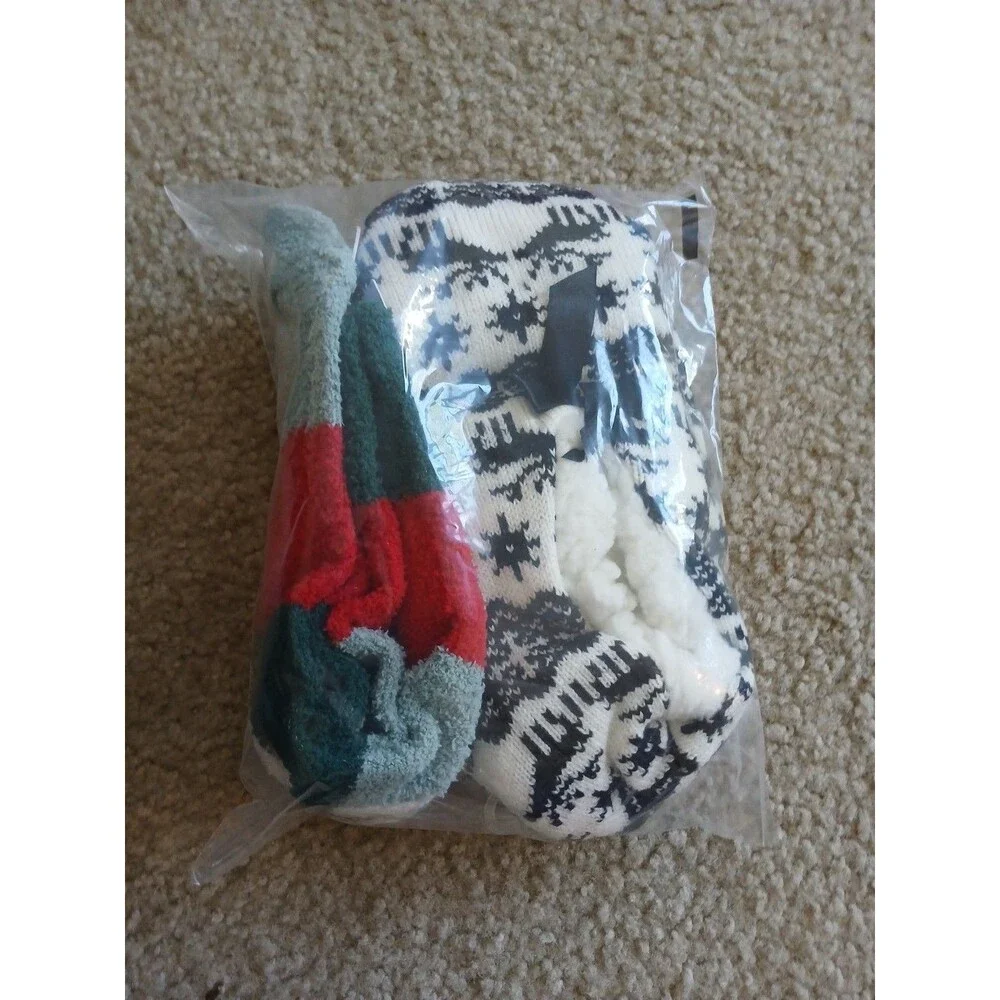 2 Maurices Women’s Size OS Very Merry Knit Crew Socks & Sock Slippers w Grippers
